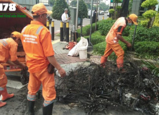 12 Jam Pembersihan Gorong , Petugas Masih Temukan Kondom