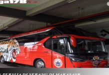 BUS PERSIJA DI SERANG DI MAKASAR