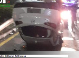 Mobil Terbalik Di Daerah Tol Cawang