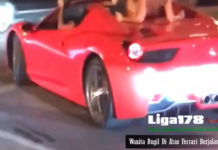 Wanita Bugil Di Atas Ferrari Berjalan