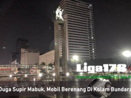 Di Duga Supir Mabuk, Mobil Berenang Di Kolam Bundaran HI