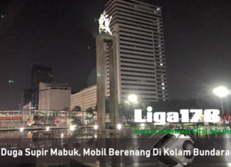 Di Duga Supir Mabuk, Mobil Berenang Di Kolam Bundaran HI Di Duga Supir Mabuk, Mobil Berenang Di Kolam Bundaran HI