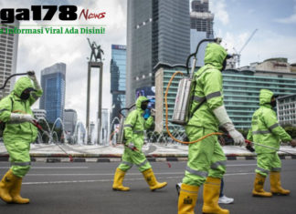Penyemprotan disinfektan di jalanan Ibu Kota