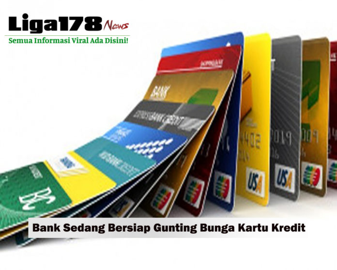 Semua Bank Sedang Bersiap Siap Gunting Bunga Kartu Kredit